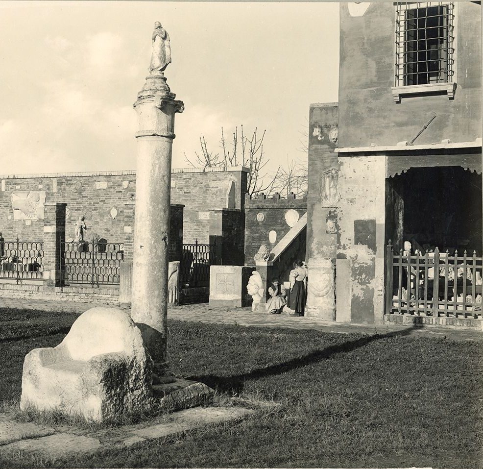 Foto storica esterno museo di torcello